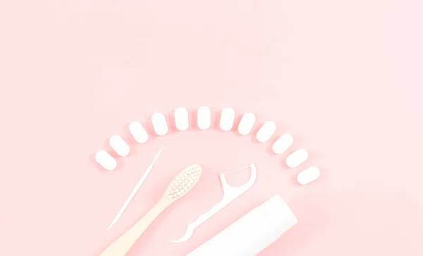 Bambus Zahnbürste Tube Zahnpasta Zahnseide Zahnstocher Und Kaugummis Form Eines — Stockfoto
