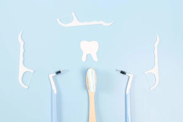Bambus Zahnbürste Mit Zahnpasta Kleinen Zahnbürsten Zahnseide Und Papierzahn Auf — Stockfoto