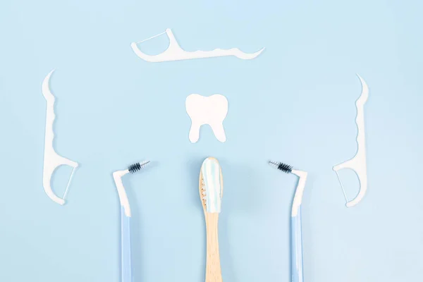 Cepillo Dientes Bambú Con Pasta Dientes Cepillos Dientes Pequeños Hilo —  Fotos de Stock