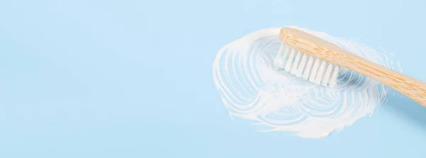 Бамбуковая Зубная Щетка Зубной Пастой Справа Мягком Синем Фоне Копировальным — стоковое фото