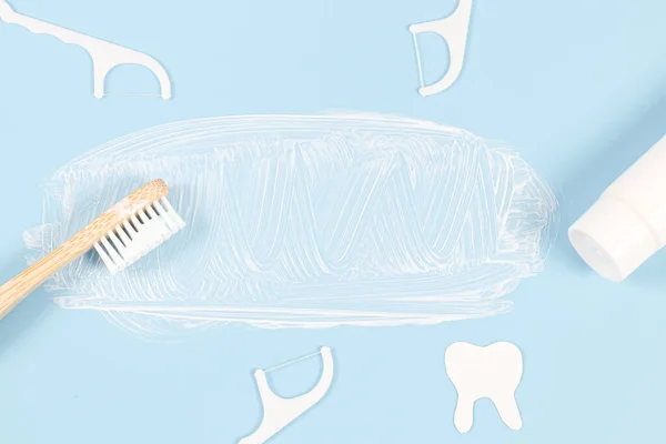 Бамбуковая Зубная Щетка Размазанной Зубной Пастой Зубной Нитью Бумажным Зубом — стоковое фото