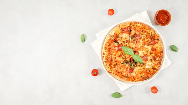 Pizza Horneada Redonda Plato Con Servilleta Cocina Blanca Ketchup Hojas —  Fotos de Stock