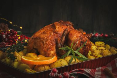 Patatesli tavuk, otlar, portakal ve tarçın çubukları.