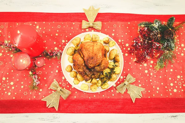 Ateşli Mumlar Noel Süslemeleriyle Dolu Bir Masada Patatesli Sıcak Tavuk — Stok fotoğraf
