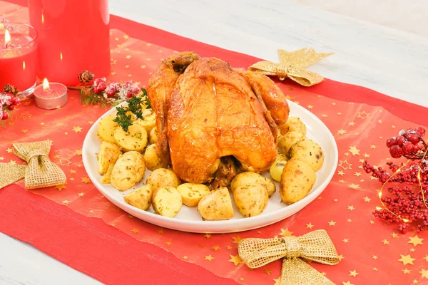 Patatesli Sıcak Tavuk Yanan Mumlar Noel Süslemeleri Olan Bir Şenlik — Stok fotoğraf
