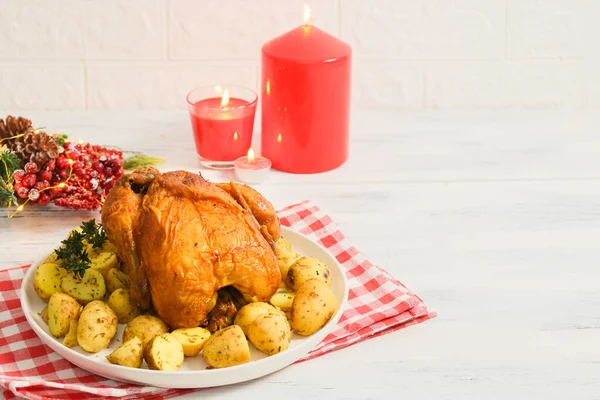 Heißes Huhn Mit Kartoffeln Einer Schüssel Auf Einer Roten Serviette — Stockfoto