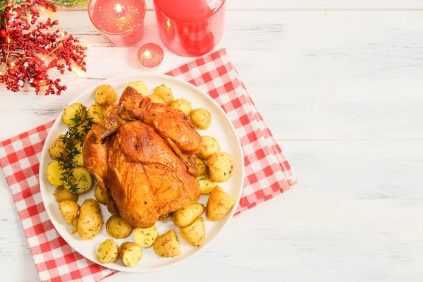 Kafesteki Mutfak Kırmızı Peçetesinde Patatesli Sıcak Tavuk Mumlar Yakılmış Köknar — Stok fotoğraf