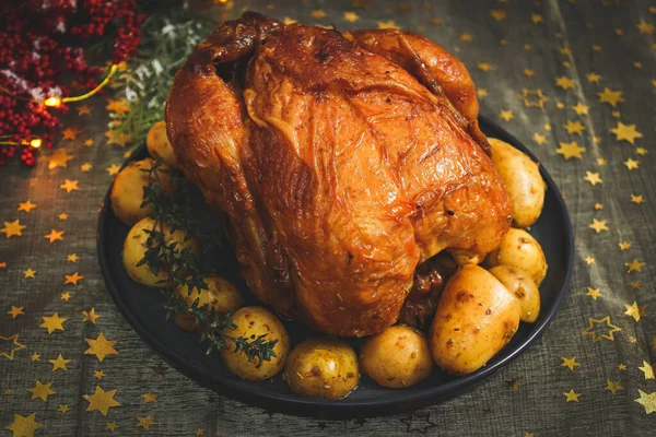 Forró Csirke Krumplival Fenyő Ágakkal Koszorúval Egy Fekete Asztalon Arany — Stock Fotó