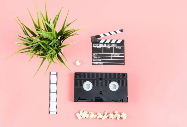 Cinema Clapperboard Tira Filme Fita Vídeo Pipoca Vaso Plantas Fundo — Fotografia de Stock