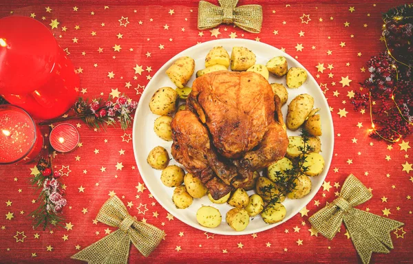 Frango Quente Com Batatas Prato Uma Mesa Festiva Com Velas — Fotografia de Stock