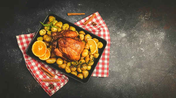 Patatesli Otlu Portakallı Tarçınlı Tavuk Mutfakta Kırmızı Kareli Peçete Arka — Stok fotoğraf