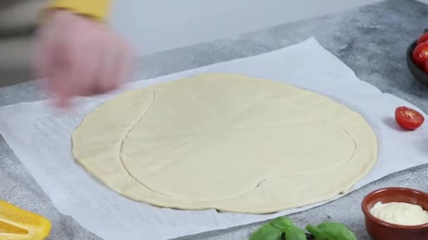 Mãos Uma Adolescente Caucasiana Suéter Amarelo Separam Massa Farinha Redução — Vídeo de Stock