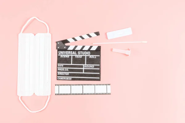 Киноплёнка Плёнка Медицинская Маска Коронавирусный Тест Розовом Фоне Вид Сверху — стоковое фото