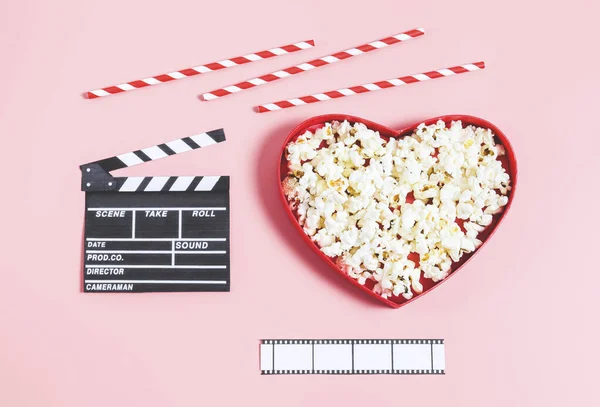 Eine Herzförmige Schachtel Mit Popcorn Klappbrett Strohhalmen Und Einem Filmstreifen — Stockfoto