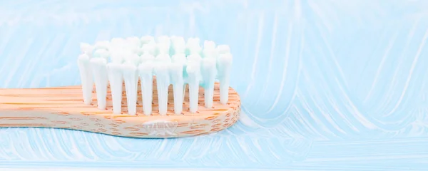 Bambus Zahnbürste Mit Zahnpasta Links Auf Weichem Blauem Hintergrund Mit — Stockfoto