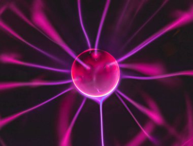 Elektrik yüklü bir gece lambası, ucu dokunaçlı, bulanık ince ipliklerle parıldıyor. Siyah arka planda, yakın plan görünümlü bir topun şeklinden çıkan eflatun pembesi bir ışık..