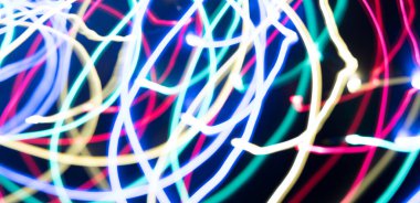 Siyah arka planda yeşil, mavi ve beyaz çizgilerden soyut dondurucu ışık, yakın plan. Astraksiyonu, geçmişi, dokuları kavramsallaştır.