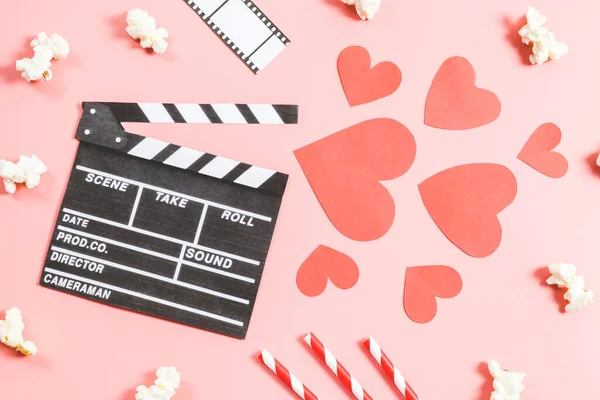 Ein Klappbrett Filmstreifen Strohhalme Popcorn Und Papierrote Herzen Liegen Auf — Stockfoto