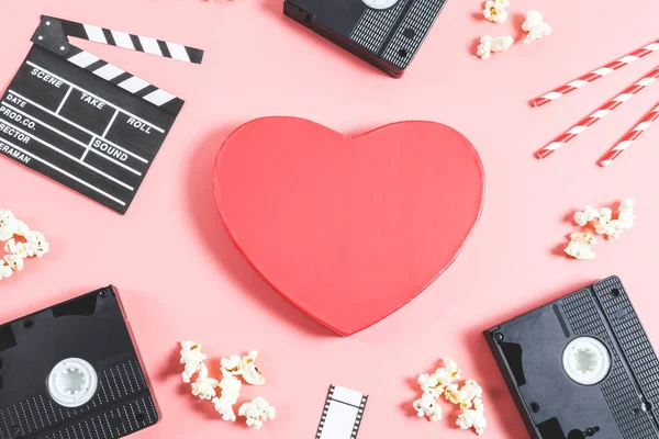 Herzförmige Schachtel Popcorn Klappbrett Strohhalme Filmstreifen Und Videobänder Liegen Auf — Stockfoto