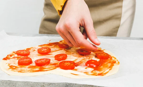 Las Manos Adolescente Caucásica Ponen Tomate Cherry Rodajas Masa Pizza —  Fotos de Stock