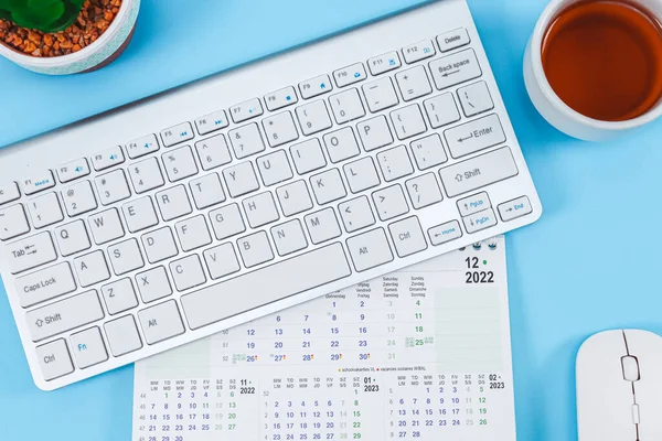 Desktop Papieren Kalender Voor December 2022 Toetsenbord Muis Mok Thee — Stockfoto