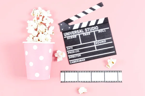Cinema Clapperboard Film Szalag Egy Pohár Popcorn Rózsaszín Háttér Top — Stock Fotó