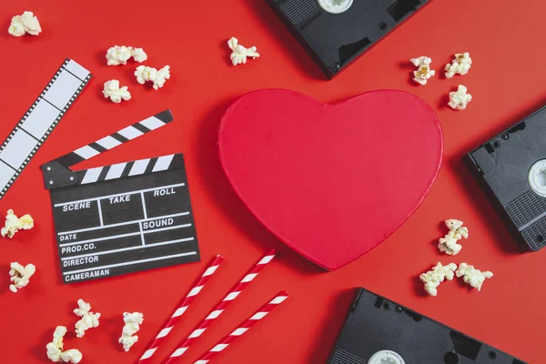 Egy Clapperboard Film Szalag Popcorn Videokazetták Szívószálak Egy Szív Alakú — Stock Fotó