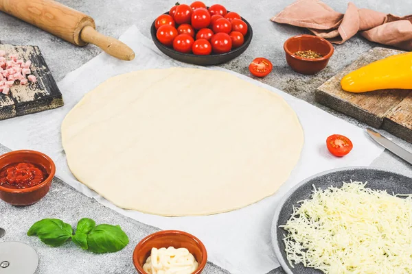 Zutaten Für Die Pizza Kirschtomaten Paprika Käse Schinken Basilikum Mit — Stockfoto