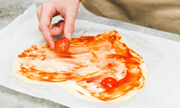 Mãos Adolescente Caucasiana Deitam Tomate Cereja Fatiado Massa Pizza Forma — Fotografia de Stock