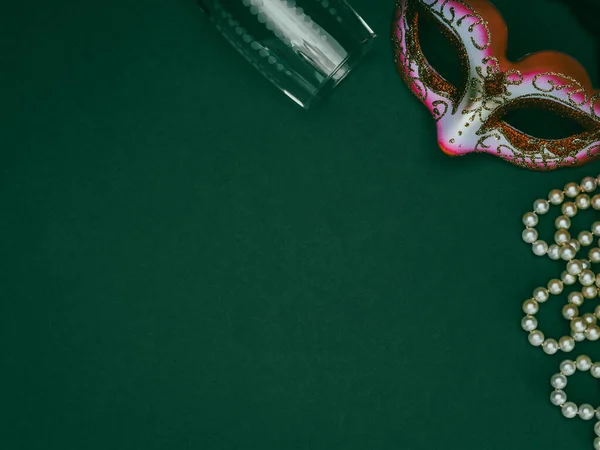 白色珍珠珠 空香槟酒杯 深绿色背景 复制空间 特写镜头平铺 Mardi Gras假日概念 — 图库照片