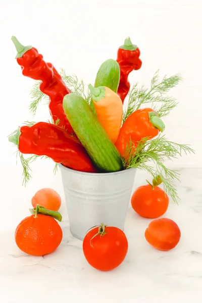 Warzywa Sezonowe Owoce Tropikalne Ogórek Pieprz Pęczki Świeżego Koperku Wiadrze — Zdjęcie stockowe