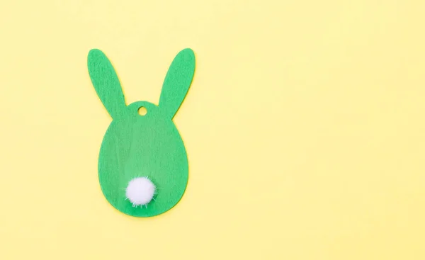 Coniglietto Pasqua Decorativo Legno Verde Con Una Coda Cavallo Rotonda — Foto Stock