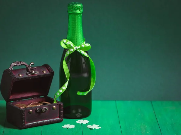 Bottle Green Beer Ribbon Tied Bow Half Open Chest Coins — Stock Photo, Image