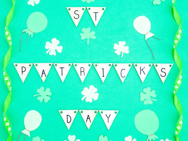 Flagg Tre Med Innskriften Patrick Day Cut Out Paper Clover – stockfoto