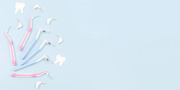 Набор Маленьких Зубных Щёток Бумажных Зубов Слева Мягком Синем Фоне — стоковое фото