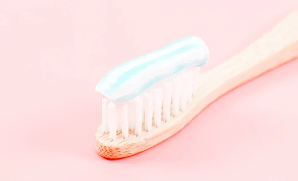 Bambu Tandborste Med Tandkräm Till Höger Mjuk Rosa Bakgrund Närbild — Stockfoto