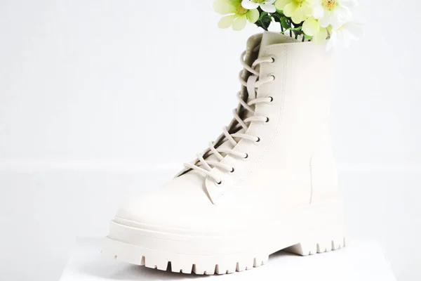 One White Shoe Rough Sole Lacing Bouquet Artificial Spring Flowers — ストック写真