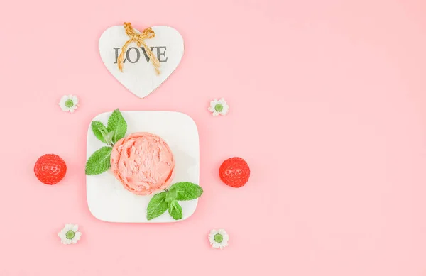 One Bowl Strawberry Ice Cream Square Saucer Mint Leaves Chamomile — Fotografia de Stock