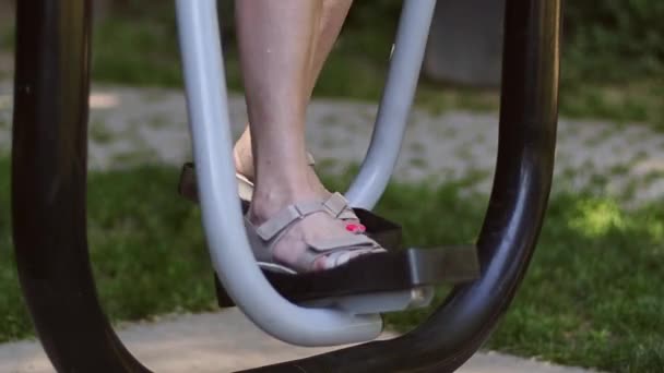 Красиві Ноги Молодої Жінки Спортивних Сандалі Займаються Ходьбою Симуляторі Громадському — стокове відео