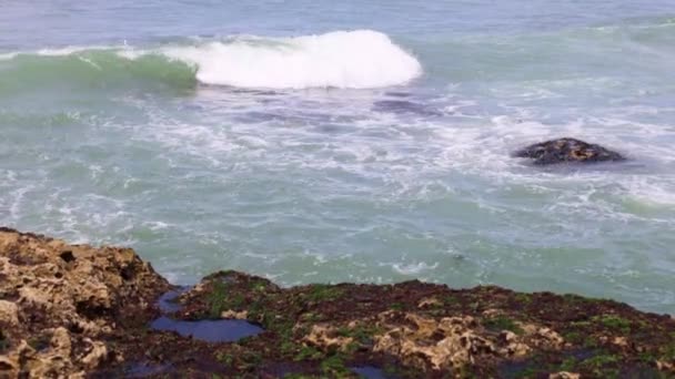 Calm Churning Waves White Foam Crashing Rocky Shore Splash North — стоковое видео