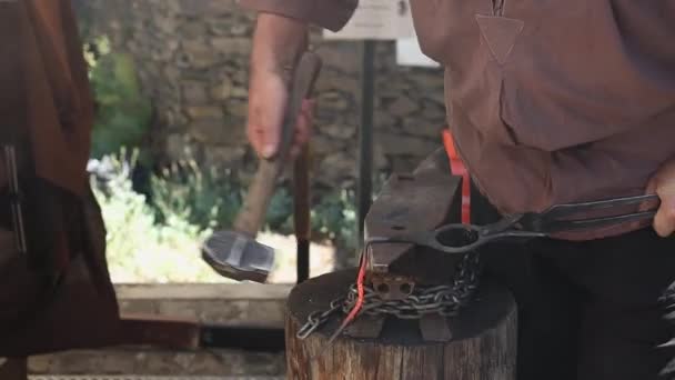Середньовічний Чоловічий Коваль Середньовічної Епохи Підробляє Залізо Червоного Кольору Стукаючи — стокове відео