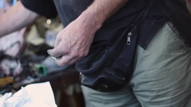 Руки Кавказского Мужчины Гравера Средневековой Эпохи Ищущего Инструмент Работы Рабочем — стоковое видео