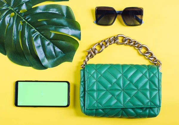 Stylish Women Trendy Green Quilted Bag Big Gold Chain Sunglasses — ストック写真