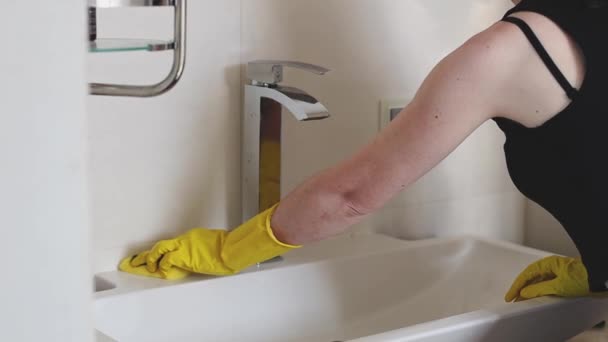 Hands Caucasian Young Woman Yellow Gloves Sponge Water Washbasin Finishing — Stockvideo