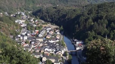 Lüksemburg 'daki Vianden şatosunun tepesinden ağaçlarla, evlerle ve nehirlerle dolu manzaranın güzel bir manzarası var. Yavaş çekimde tepeden tırnağa..