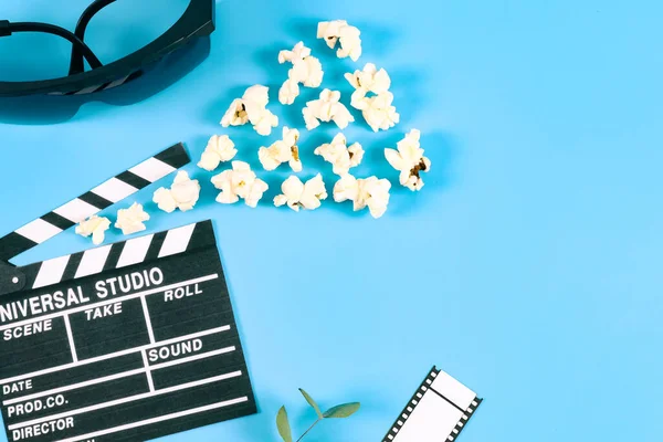 Papier Kino Clapperboard Okulary Popcorn Taśmy Filmowe Lewej Stronie Niebieskim — Zdjęcie stockowe