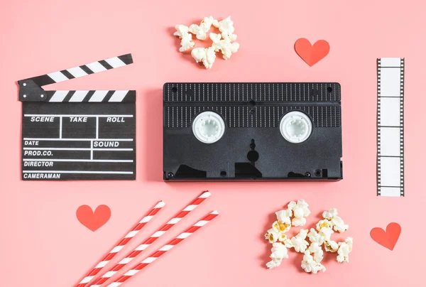 Egy Clapperboard Film Szalag Szívószálak Popcorn Papír Piros Szív Fekszik — Stock Fotó
