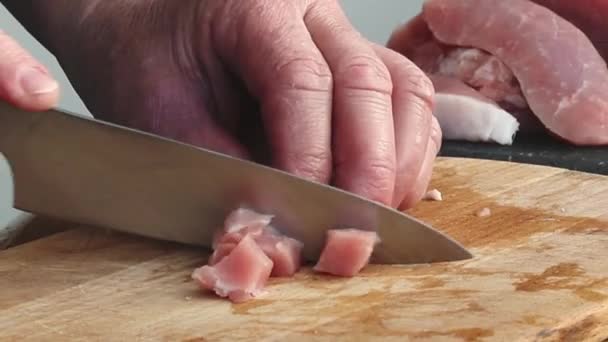 Ręce Starszej Białej Kobiety Krojącej Filet Wieprzowiny Nożem Małe Kostki — Wideo stockowe