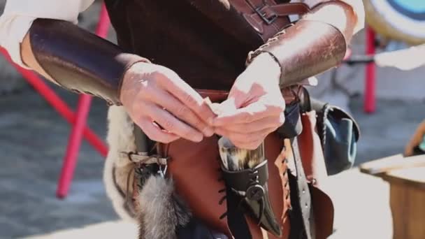 Les Mains Homme Caucasien Vêtements Médiévaux Verre Corne Prend Euros — Video