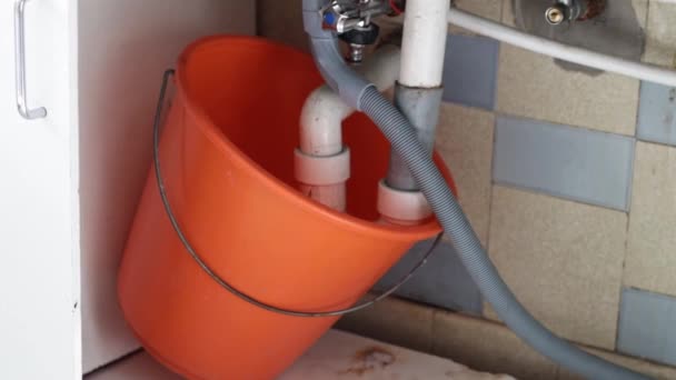 Seau Sale Orange Assoit Sous Vieux Siphon Évier Dans Placard — Video